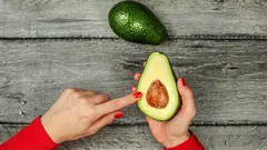 Hoe je de rijping van een avocado controleert om hem op het perfecte moment te eten