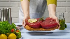 Waarom je rauw vlees nooit onder de kraan moet afspoelen en wat je in plaats daarvan moet doen