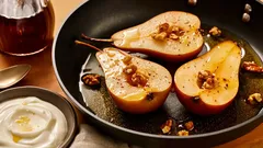 Verrukkelijk dessert van peren, appelmoes en walnoten, klaar in 5 minuten