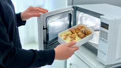 Wat je absoluut niet in de magnetron mag opwarmen