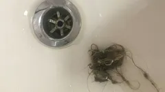 Hoe je voorgoed van haar in de afvoerbuis afkomt: een snelle en zeer eenvoudige oplossing