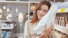 Giet een glas van dit middel in de wasmachine en zelfs de oudste badstofhanddoeken worden weer zo zacht als dons.