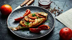 Welke specerij kun je beter niet aan vis toevoegen: deze kruiderij bederft alleen de smaak, maar toch blijven huisvrouwen hem gebruiken