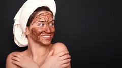 Hoe maak je thuis een eenvoudige koffiescrub voor een zachtere, gladdere huid