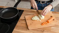 Wat kun je beter eerst aanbakken: ui of wortel? Zo maak je de perfecte groentebasis